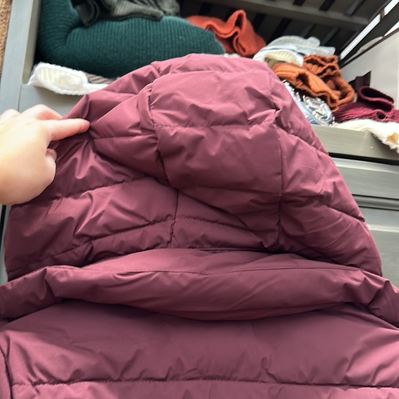 Abercrombie NWT stretch lightweight puffer size small in maroon - Picture 10 of 10